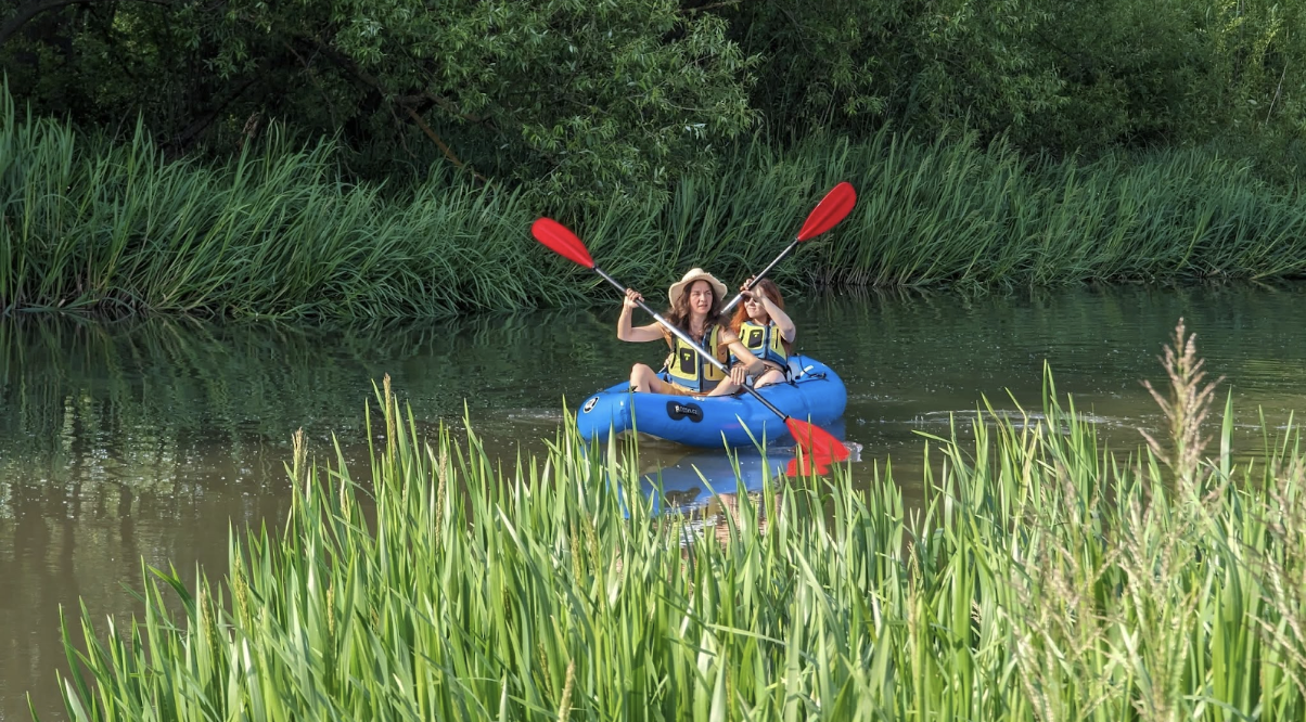 Relaxarea perfectă după o zi de muncă la bordul unui caiac