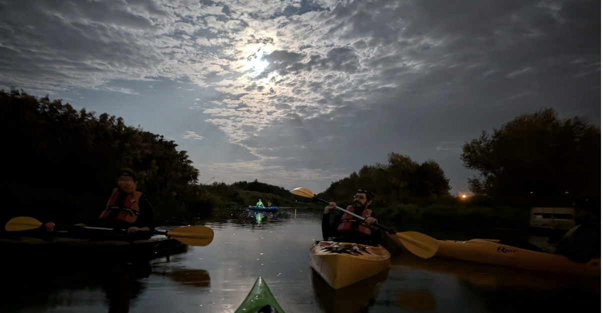 Când luna ne ține calea pe apă – o seară cu caiacul pe Bega