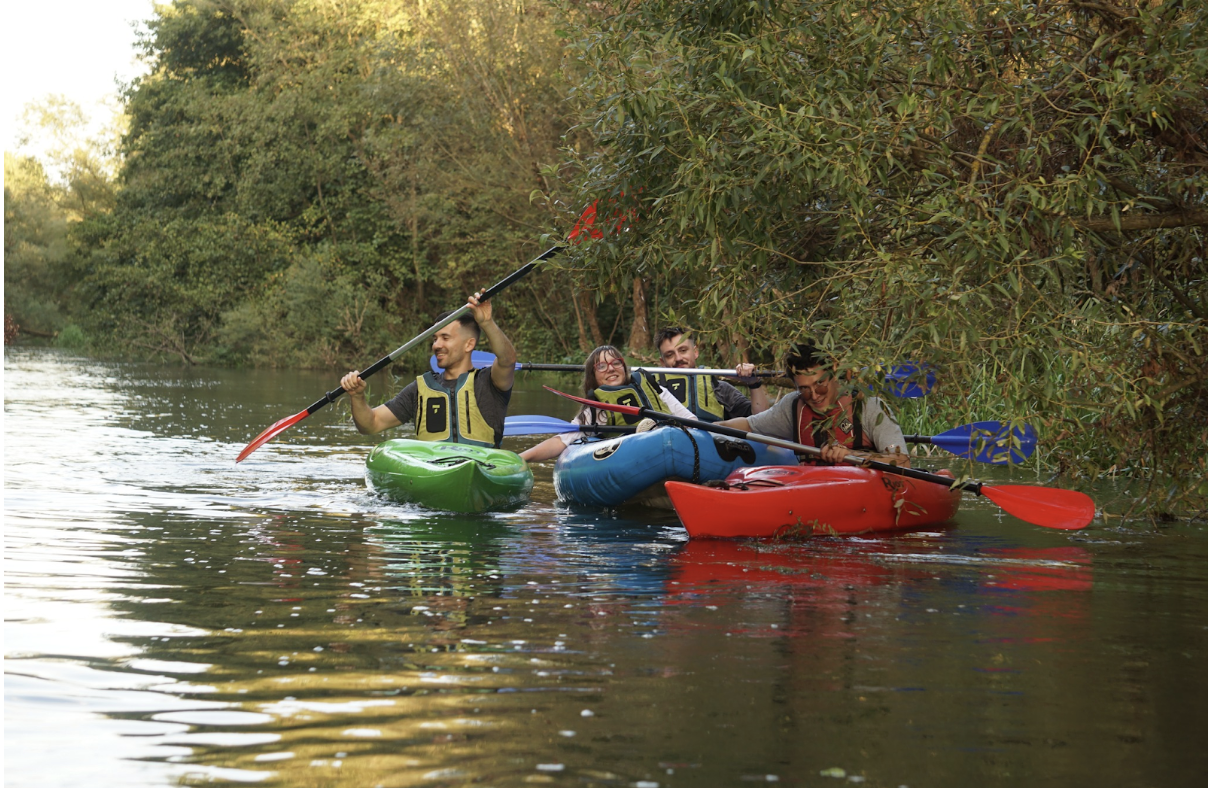 Închizi laptopul și pornești pe apă – after job kayaking ca reset de seară