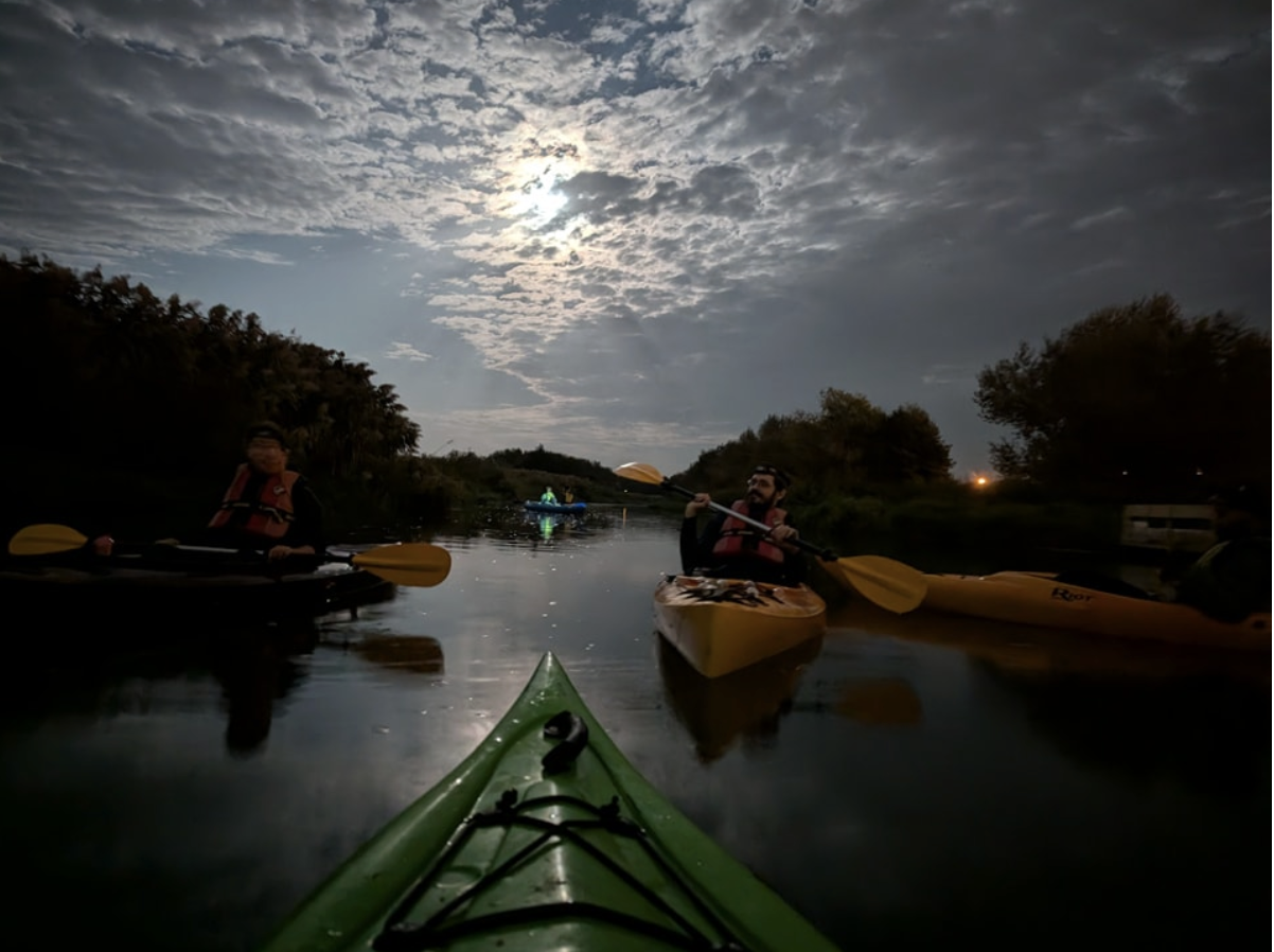 Sub cerul deschis, când apa prinde lumină – ture cu caiacul la lună plină