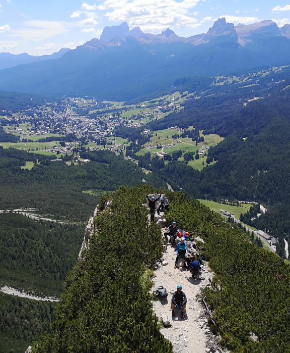 Aventura Via Ferrata în Dolomiți: O Escapadă Italiană la Înălțime